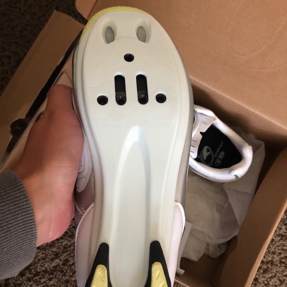 BRAND NEW Women’s Spin Shoes Size 6 - Picture 3 of 6